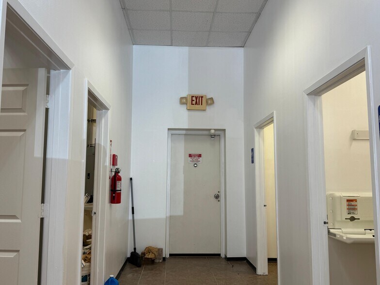 More Photos Of 12916 Malcomson Rd, Houston Storefront For Lease