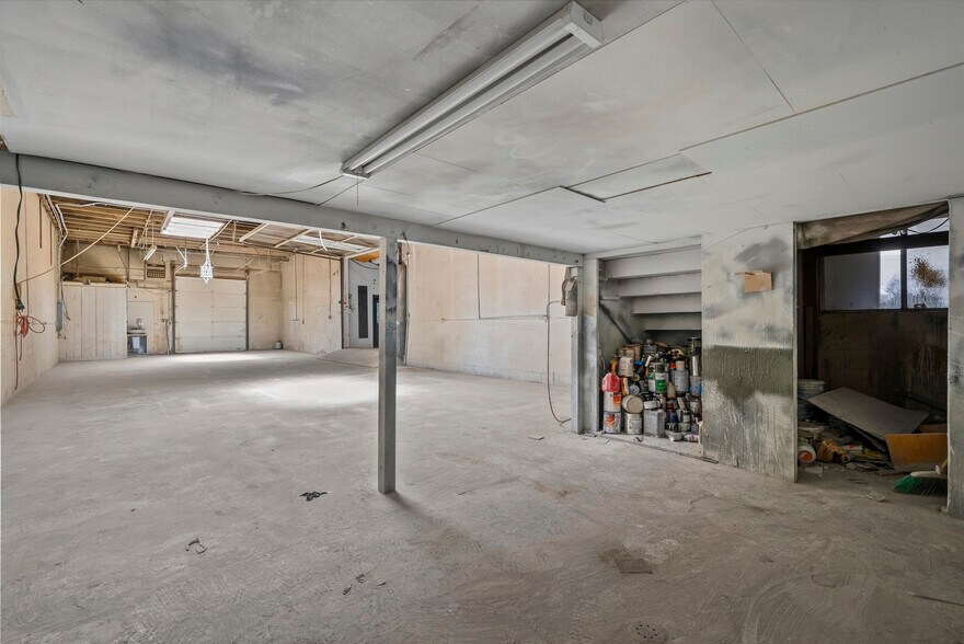 More Photos Of 14222-14226 Aetna St, Van Nuys Warehouse For Lease