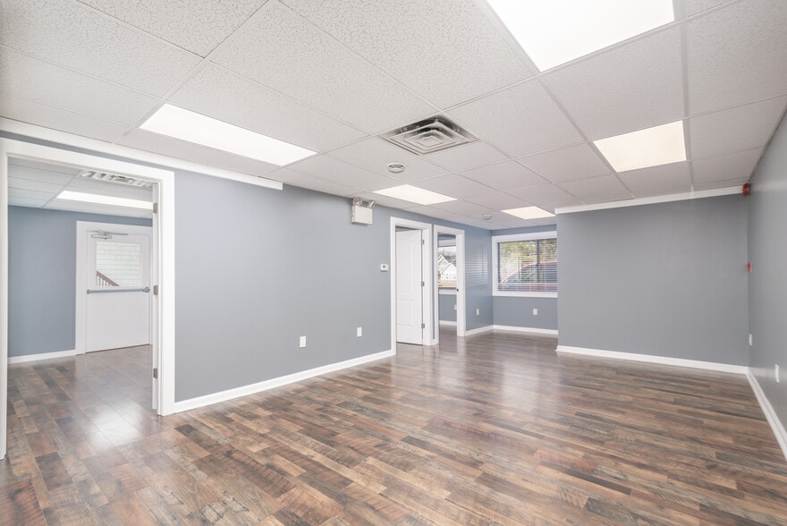 More Photos Of 238 Moon Clinton Rd, Coraopolis General Retail For Lease