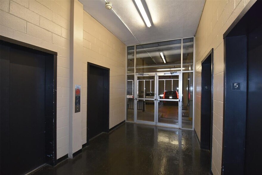 More Photos Of 2016 Main St, Houston Apartments For Sale