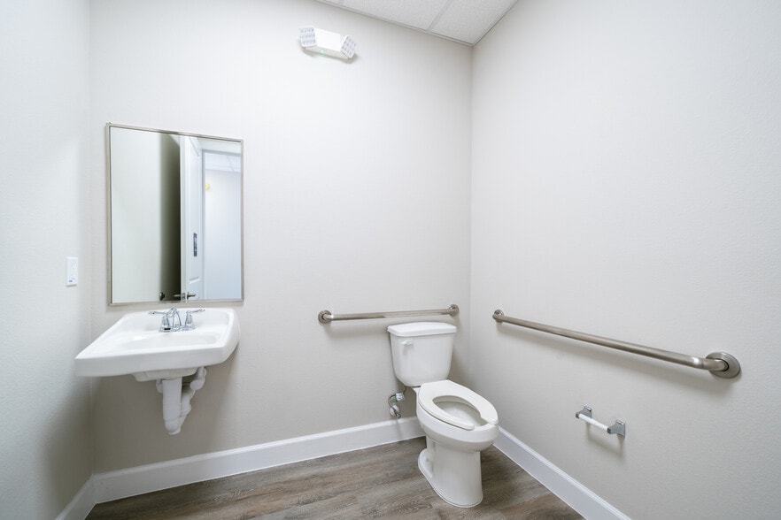 More Photos Of 5501 Cabrera Dr, Sugar Land Unknown For Lease