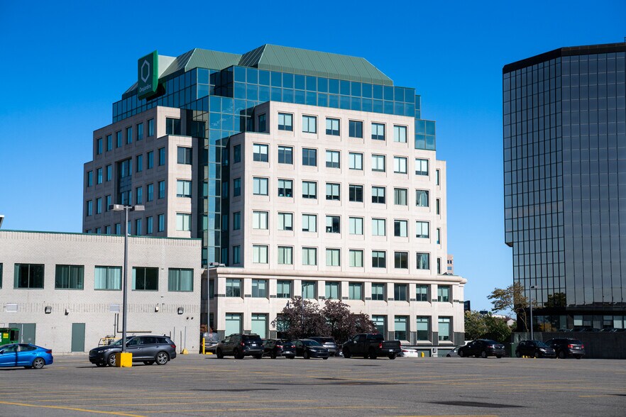 More Photos Of 2550 Boul Daniel-Johnson, Laval Office For Lease