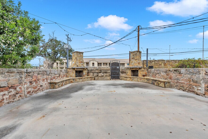 More Photos Of 601 Bessemer Ave, Llano Restaurant For Sale