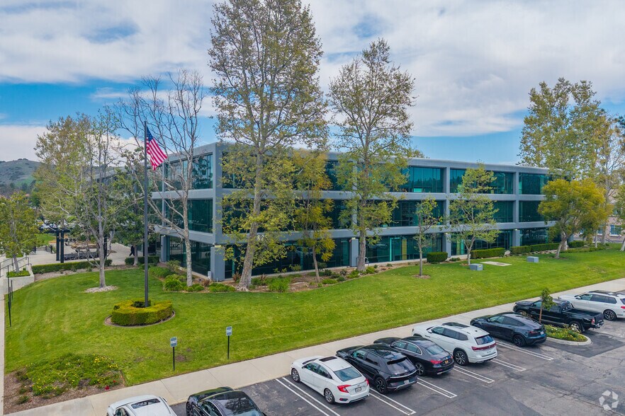 More Photos Of 2625 Townsgate Rd, Westlake Village Office For Lease