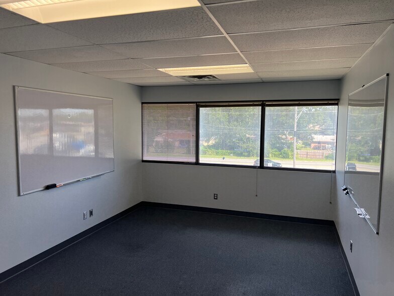 More Photos Of 1800 S Elm Pl, Broken Arrow Bank For Lease