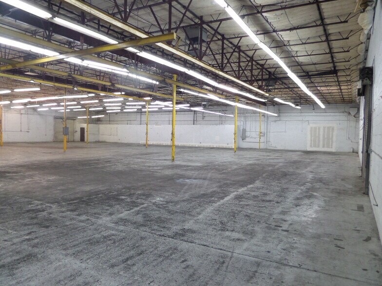More Photos Of 2602 W Holly St, Phoenix Warehouse For Lease