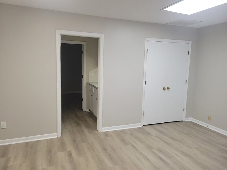 More Photos Of 5734 Windsor Dr, Columbus Office For Lease
