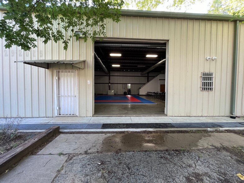 More Photos Of 5108 Wilson Rd, Fort Worth Flex For Lease