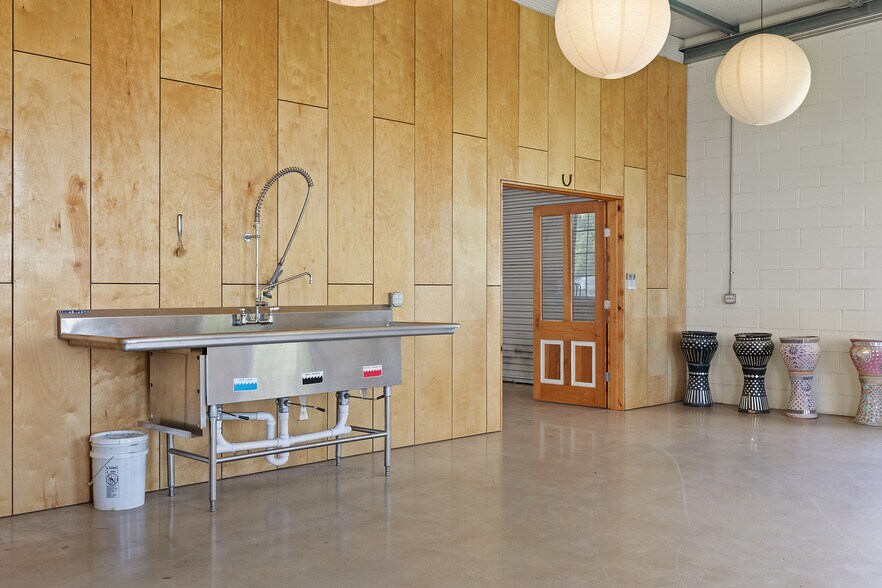 More Photos Of 404 Nugent ave, Johnson City Flex For Sale