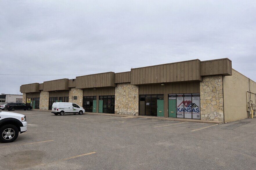 Primary Photo Of 3601 W Harry St, Wichita Flex For Lease