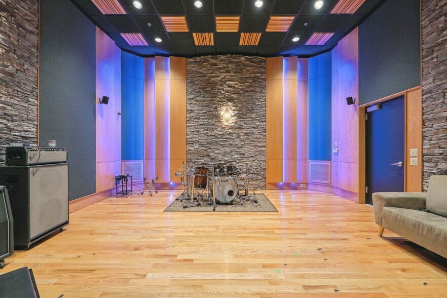 More Photos Of 3120 Latrobe Dr, Charlotte Showroom For Lease