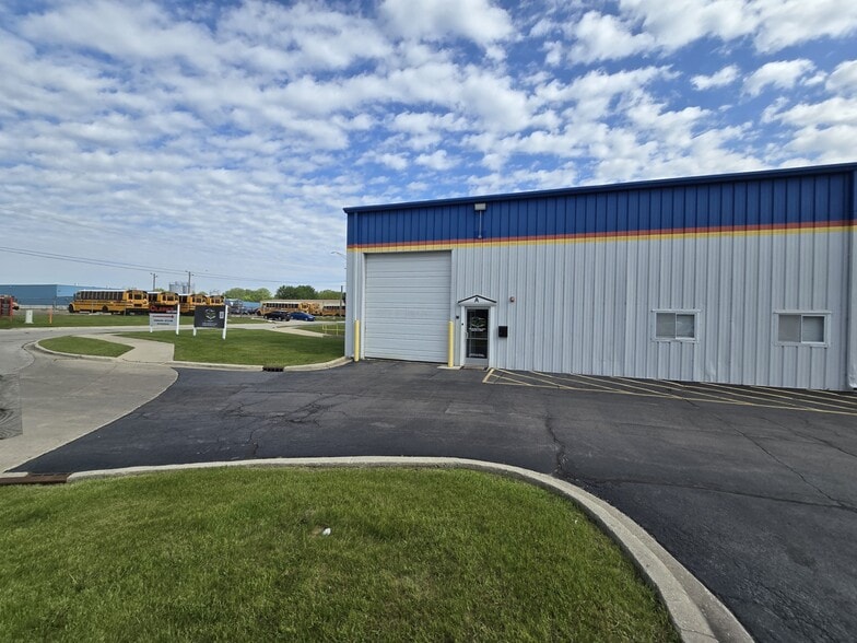 More Photos Of 440 Industrial Dr, Naperville Warehouse For Lease