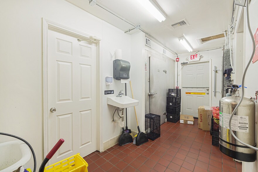 More Photos Of 17009 East Fwy, Channelview General Retail For Sale