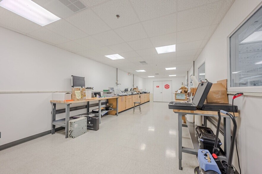 More Photos Of 40 McCullough Dr, New Castle Flex For Sale