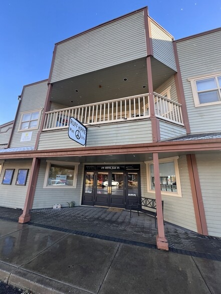 More Photos Of 178 S Elm St, Sisters Storefront Retail Office For Lease