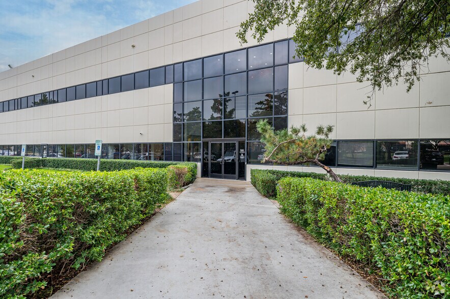 More Photos Of 400 E Royal Ln, Irving Unknown For Lease