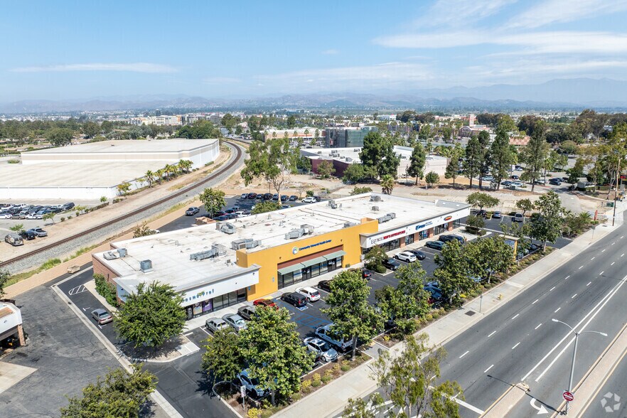 More Photos Of 2351-2381 Vineyard Ave, Oxnard General Retail For Lease