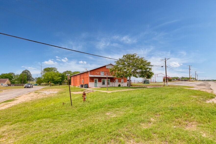 More Photos Of 805 N Magnolia Ave, Luling Flex For Sale