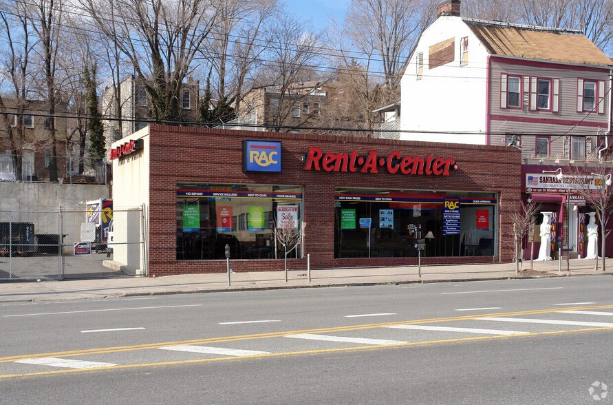 More Photos Of 230 Bay St, Staten Island Freestanding For Sale