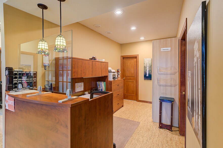 More Photos Of 415 Rue Du Village, Repentigny Office For Sale