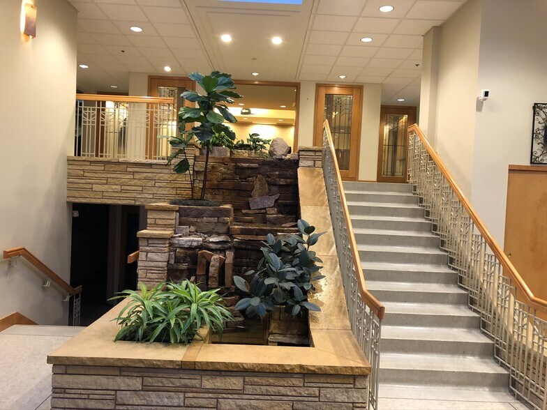 More Photos Of 6701 W 23rd St, Saint Louis Park Warehouse For Lease