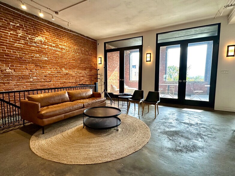 More Photos Of 3139-3141 Olive St, Saint Louis Office For Lease