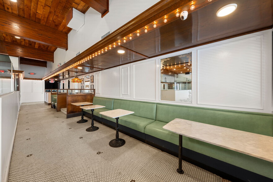 More Photos Of 1586 S Dixie Hwy, Coral Gables Restaurant For Lease