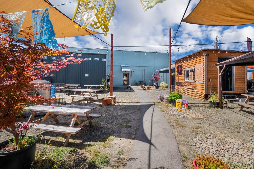 More Photos Of 926 E Main St, Cottage Grove Restaurant For Sale