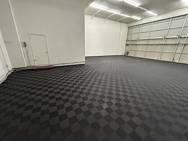 More Photos Of 7631 E Greenway Rd, Scottsdale Warehouse For Lease