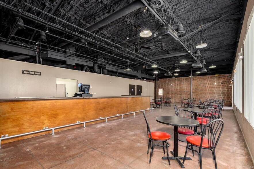 More Photos Of 512 Old Route 66, Saint Robert Showroom For Sale