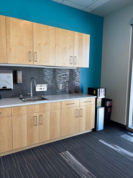 More Photos Of 302 S 4th St, Manhattan Office For Lease