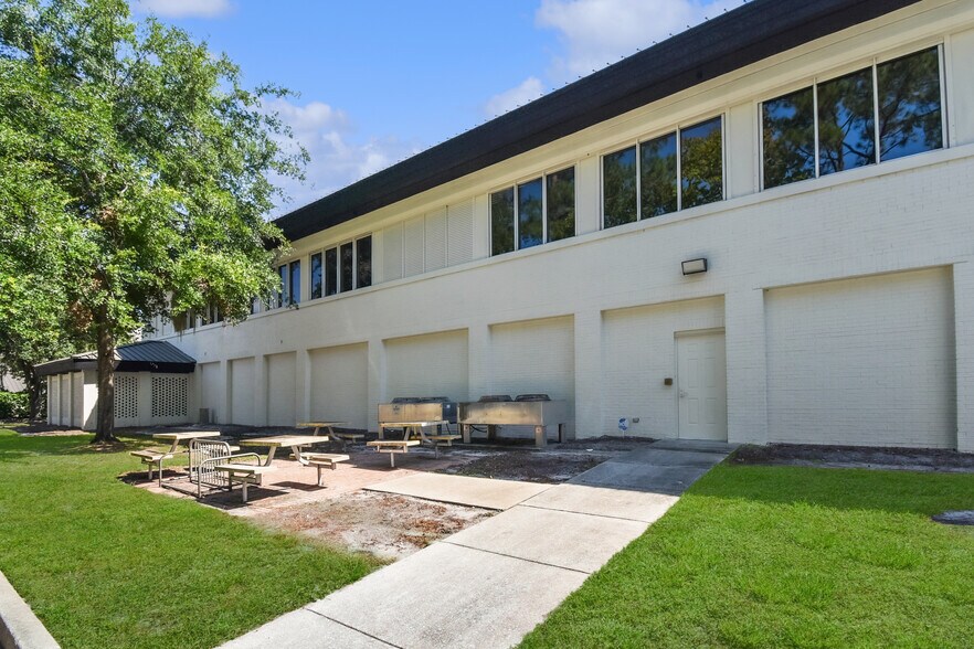 More Photos Of 9512 Sunbeam Center Dr, Jacksonville Office For Lease