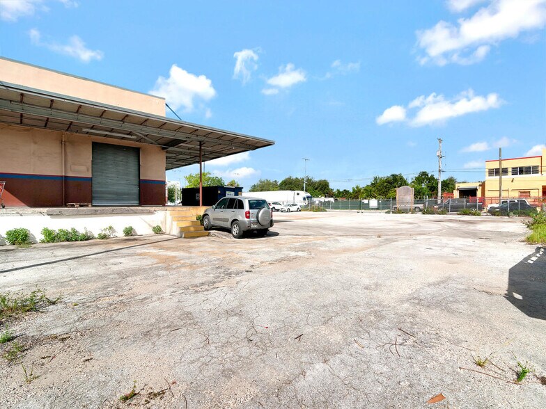 More Photos Of 2770 NW 24th St, Miami Warehouse For Lease