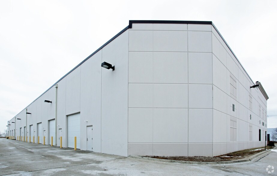 More Photos Of 181 W Crossroads Pky, Bolingbrook Warehouse For Lease