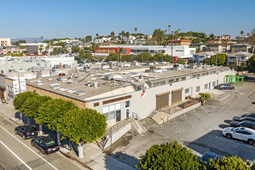 More Photos Of 228 Main St, Venice Showroom For Lease