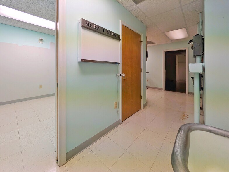 More Photos Of 1208 E Main St, Luray Flex For Sale