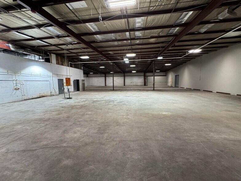 More Photos Of 205 Brick Kiln Rd, Winchester Warehouse For Lease