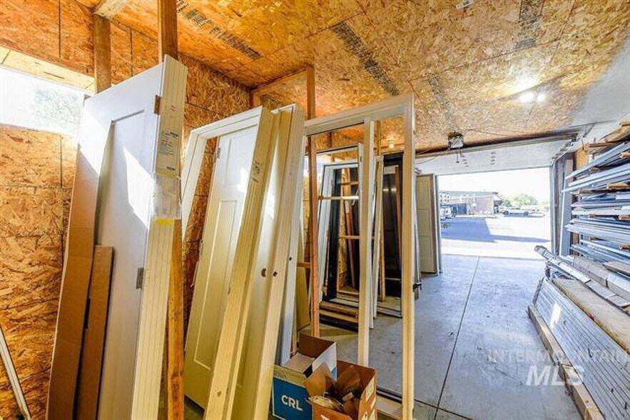 More Photos Of 603 & 621 N Main St, Moscow Distribution For Sale