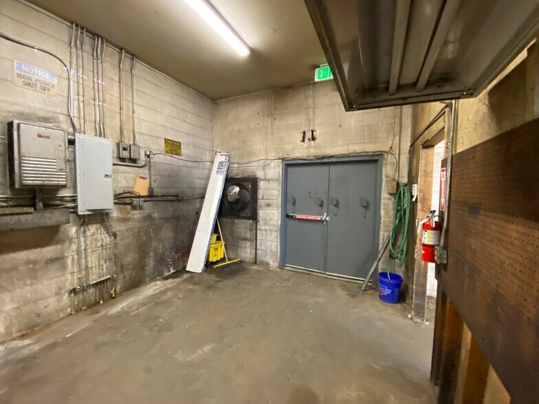 More Photos Of 5690 W Alameda Ave, Lakewood Freestanding For Lease