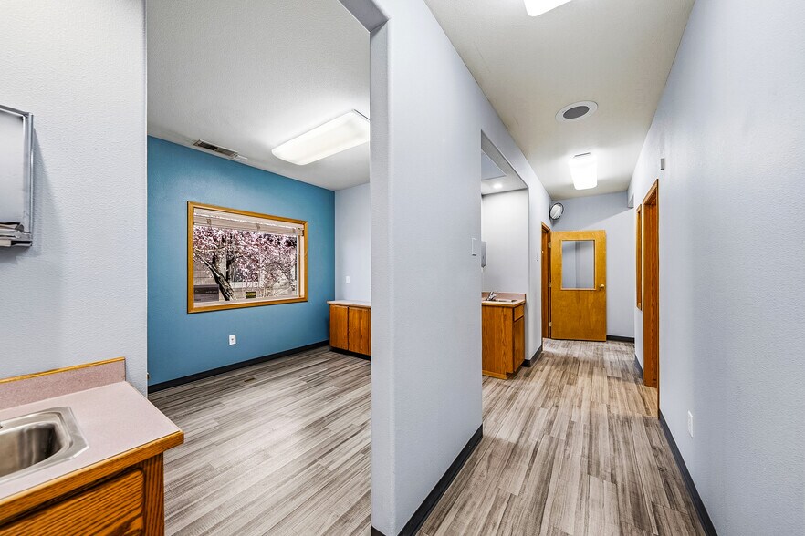 More Photos Of 925 Town Centre Dr, Medford Medical For Lease