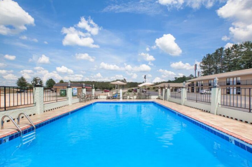 More Photos Of 261 Eastside Dr, Newton Hotel For Sale