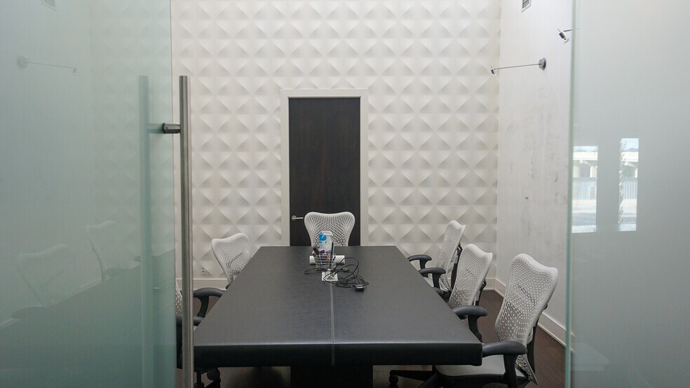 More Photos Of 106 Bagdad Ave W, Round Rock Office For Sale