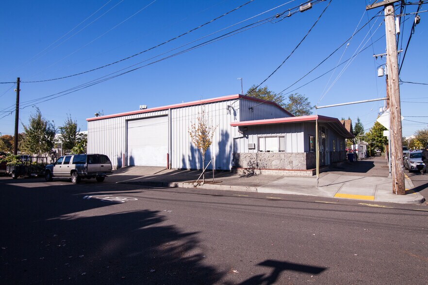 More Photos Of 3455 SE 21st Ave, Portland Service For Sale