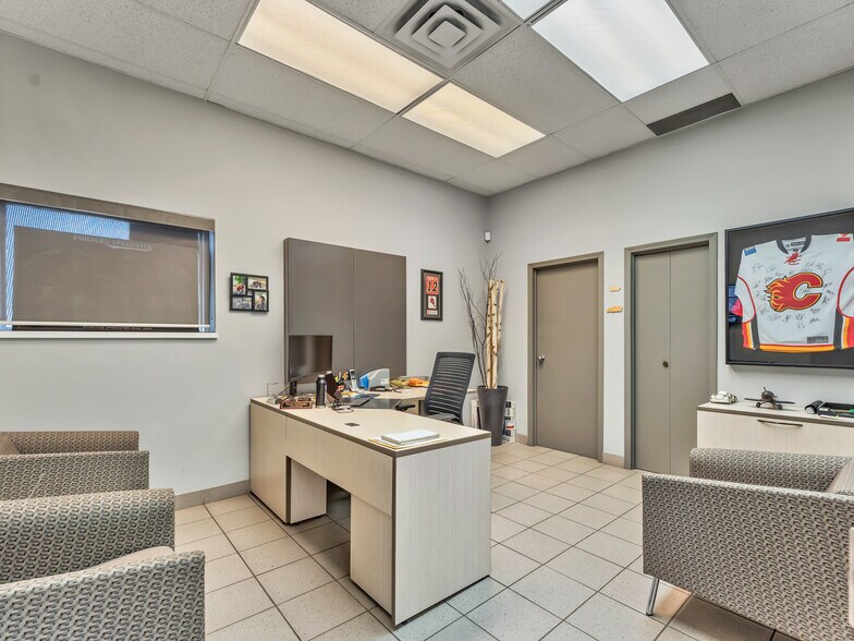 More Photos Of 1276 Trans Canada Way SE, Medicine Hat Showroom For Sale