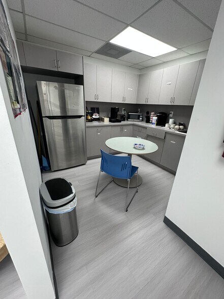 More Photos Of 4101 Ravenswood Rd, Dania Beach Office For Lease