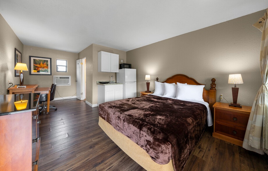 More Photos Of 2210 S Pine Ave, Ocala Hotel For Sale
