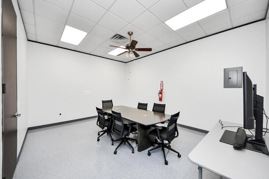 More Photos Of 1335 Space Park Dr, Houston Office For Lease