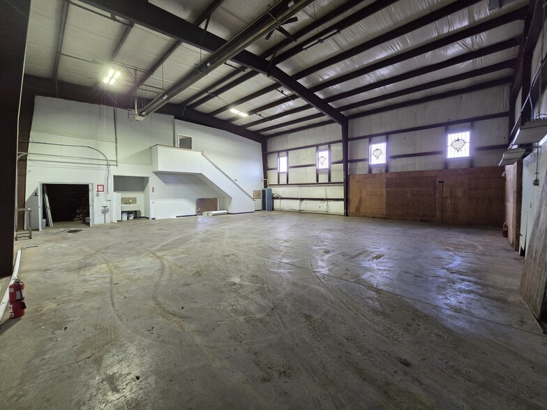 More Photos Of 14 Park Dr, Franklin Warehouse For Lease