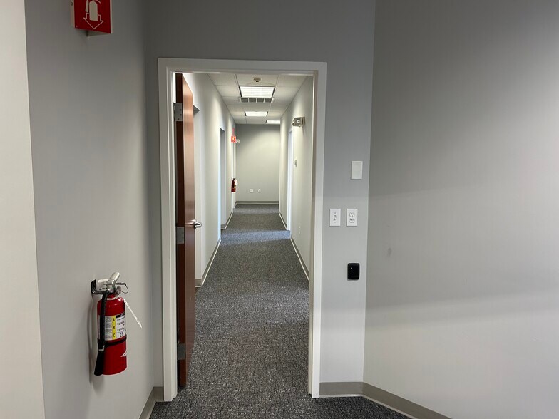 More Photos Of 86 Payne Rd, Danbury Warehouse For Lease