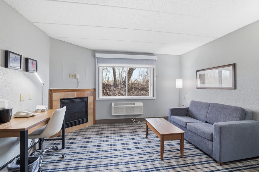 More Photos Of 4675 White Bear Pky, White Bear Lake Hotel For Sale